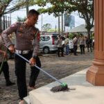 Sambut Bulan Suci Ramadhan, Polisi Tasikmalaya Bersih bersih Masjid