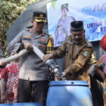Dampak Kemarau, Polisi Salurkan Air Bersih Kepada Warga di Ciampel