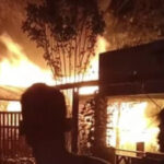 Konsleting Listrik Akibatkan Satu Rumah dan Tempat Pemotongan Kayu Hangus Terbakar