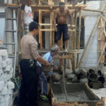Personel Polres Ciamis Gotong Royong Bangun Kantor Desa Bersama Warga