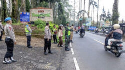 Anggota TNI Kodim 0624 Bersama Polri Pantau Jalur Wisata Ciwidey Rancabali