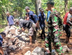 Warga & Satgas TMMD ke -122 Kodim 0608/Cianjur Antusias Rampungkan Pengerasan Jalan Pertanian
