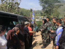 Peringati HUT TNI Ke-79, Kodim 0624 /Kab.Bandung Bagikan Sembako Pada Warga