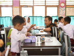 Bey Machmudin Tinjau Uji Coba Makan Siang Bergizi Hari ke-20 di Sumedang*