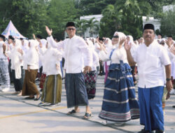 ASN Jabar Pecahkan Rekor MURI Lebih 1000 ASN Kota Cirebon Turut Partisipasi Gunakan Sarung Tenun
