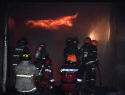 Heroik dan Berani, Personel Damkar Taklukkan si Jago Merah di Margaasih