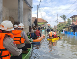 Banjir Rendam Dayeuh Kolot, Tim SAR Brimob Polda Jabar Lakukan Evakuasi