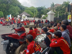 Gara-Gara PHK Massal, PT Yihong Nufantex Indonesia Dikepung Ribuan Buruh
