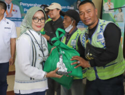 11 Ribu Paket Sembako Dibagikan Bupati Bandung untuk Pengemudi Opang dan Petugas Sampah di 31 Kecamatan