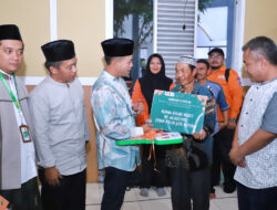Bupati Bandung Serahkan Bantuan Kepada Warga Terdampak Gempa Bumi Kertasari