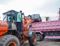 Wabup Ali Syakieb Naiki Bachoe Pimpin Opsih Gunungan Sampah di Pasar Cileunyi