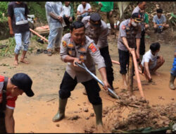 Kapolres Sumedang Pimpin Langsung Gotong Royong Warga Bersihkan Material Longsor di Cibugel