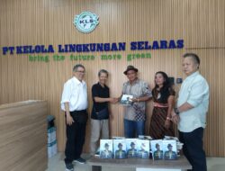 Penyerahan Buku Biografi Oland Sibarani, Wartawan Senior yang Sukses Jadi Pengusaha di Karawang