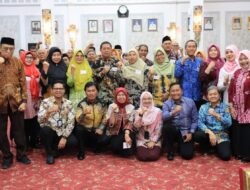Wali Kota Serahkan SK Pensiun dan Penghargaan 22 ASN Purnabhakti