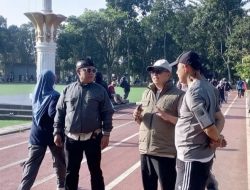 Berkoordinasi Dengan Dinas PUTR, Satpol PP Kabupaten Bandung Sterilisasi PKL di Kawasan Lapangan Upakarti