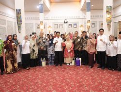 Walikota Cirebon Serahkan SK Pensiun dan Penghargaan ASN