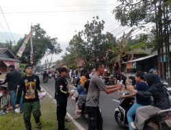 LSM Harimau Ciamis Berbagi Takjil Ramadan, 2.500 Cup Dibagikan ke Pengendara