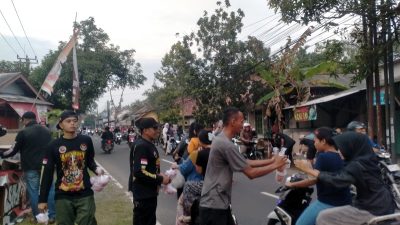 LSM Harimau Ciamis Berbagi Takjil Ramadan, 2.500 Cup Dibagikan ke Pengendara