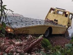 Diduga Ngantuk Sebuah Truk Terjun Ke Aliran Sungai Citanduy Purwaharja Banjar