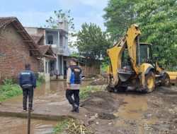 Banjir Rendam Permukiman di Karangpawitan, Polisi Sigap Cek TKP dan Lakukan Penanganan