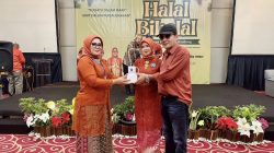 Rahma Noorbidin Serahkan Cenderamata di Halalbihalal IWPB