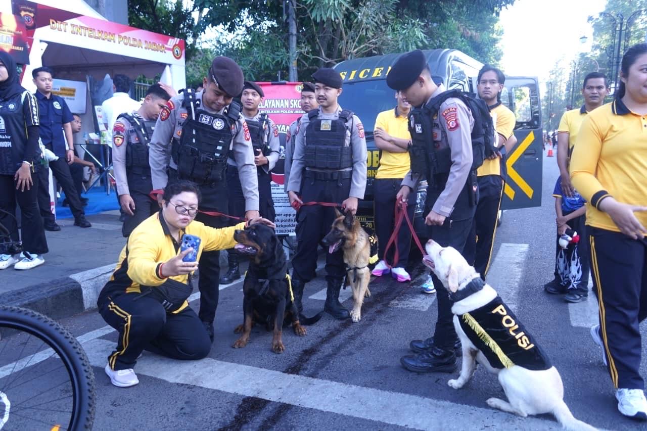 Pembukaan Pekan Olahraga Polri 2026 di Bandung Meriah, Atraksi K-9 Polda Jabar Curi Perhatian Warga