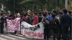 Aksi Mahasiswa di DPRD Jabar Soroti Karhutla dan Penggunaan Anggaran Negara