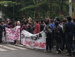 Aksi Mahasiswa di DPRD Jabar Soroti Karhutla dan Penggunaan Anggaran Negara